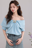 เสื้อเบลาส์สีฟ้ามีระบายและวงแหวนตกแต่ง