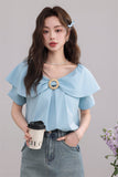 เสื้อเบลาส์สีฟ้ามีระบายและวงแหวนตกแต่ง