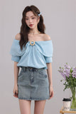 เสื้อเบลาส์สีฟ้ามีระบายและวงแหวนตกแต่ง