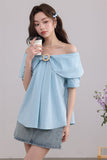 เสื้อเบลาส์สีฟ้ามีระบายและวงแหวนตกแต่ง