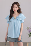 เสื้อเบลาส์สีฟ้ามีระบายและวงแหวนตกแต่ง