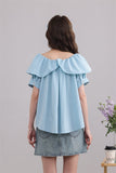 เสื้อเบลาส์สีฟ้ามีระบายและวงแหวนตกแต่ง