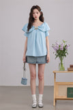 เสื้อเบลาส์สีฟ้ามีระบายและวงแหวนตกแต่ง
