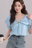 เสื้อเบลาส์สีฟ้ามีระบายและวงแหวนตกแต่ง