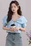 เสื้อเบลาส์สีฟ้ามีระบายและวงแหวนตกแต่ง