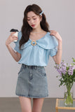 เสื้อเบลาส์สีฟ้ามีระบายและวงแหวนตกแต่ง