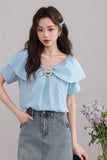 เสื้อเบลาส์สีฟ้ามีระบายและวงแหวนตกแต่ง