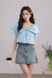 เสื้อเบลาส์สีฟ้ามีระบายและวงแหวนตกแต่ง